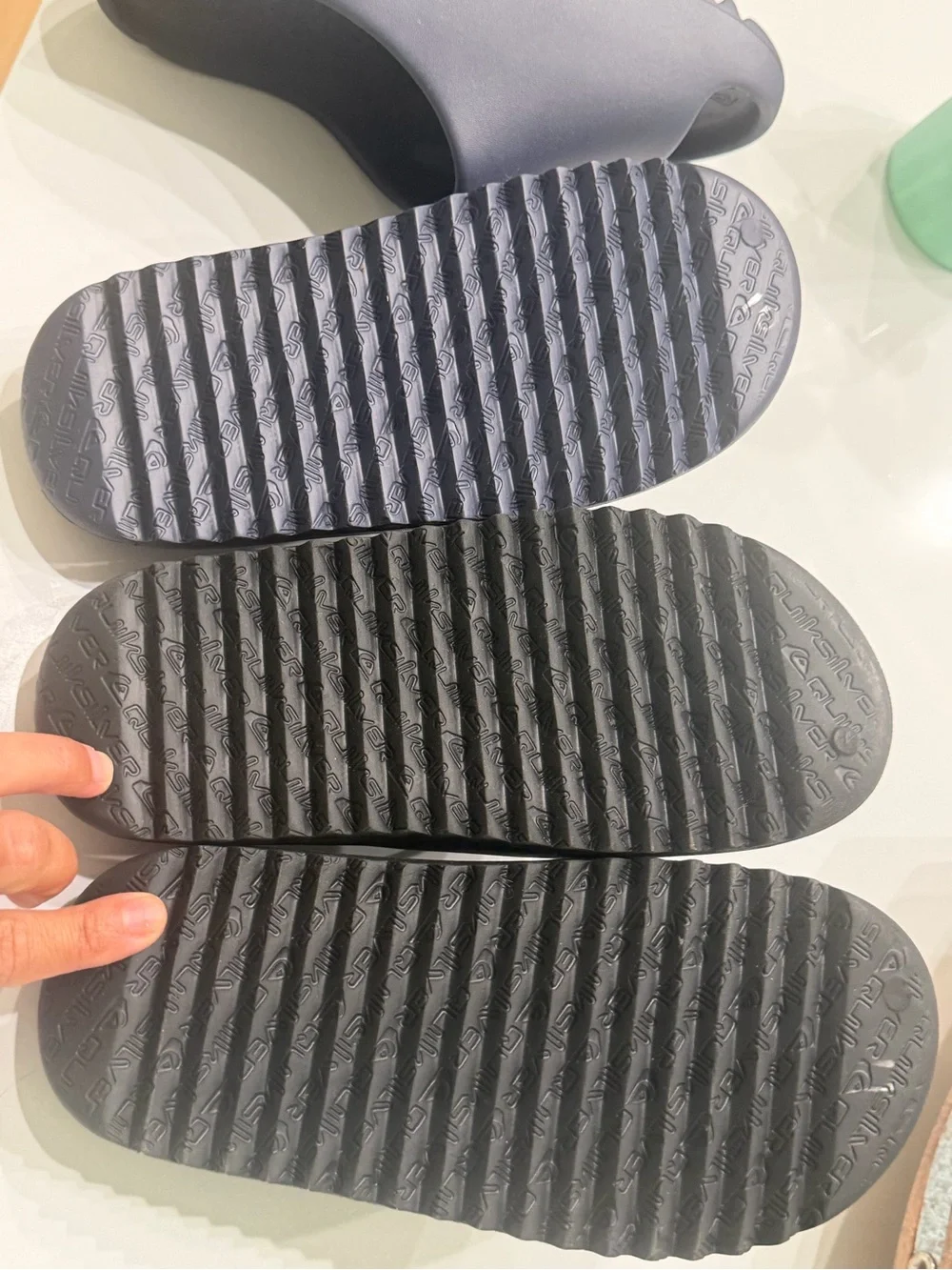 2 Pairs Boys Quicksilver Slides Navy And Black New Never Worn Blue (4) Black (5)